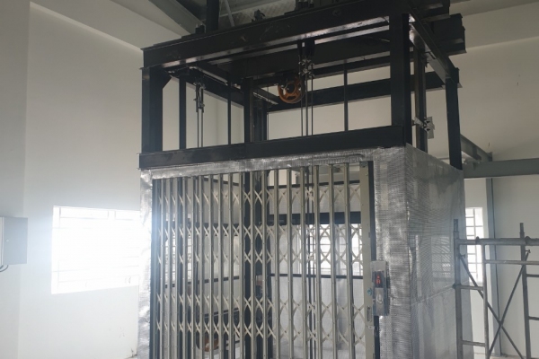 thang máy tải hàng